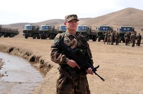 月7日,車隊宿營后,一名戰(zhàn)士在車隊周邊警戒。新華社記者 任軍川 攝