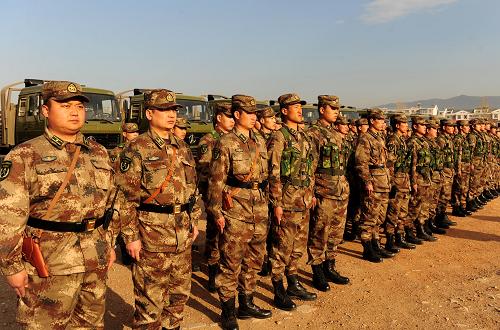 4月7日,官兵們準備開始新一天的實戰(zhàn)訓練。新華社記者 任軍川 攝