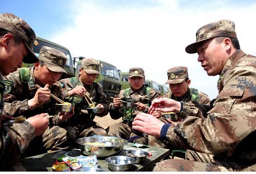 4月7日,官兵們在一起吃午餐。新華社記者 任軍川 攝
