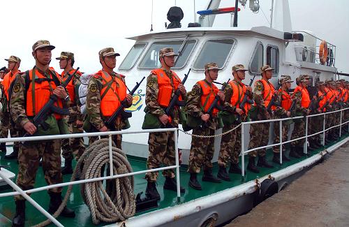4月8日,浙江邊防官兵登船準(zhǔn)備前往一個無人島進(jìn)行訓(xùn)練。4月6日至8日,為確保上海世博會期間浙江海域安全穩(wěn)定,浙江省邊防總隊組織官兵在浙江舟山海域數(shù)個無人島嶼上開展駐島訓(xùn)練,提高和檢驗邊防官兵野外生存、處置突發(fā)事件的能力,以保證世博會期間浙江海域的穩(wěn)定和安全。新華社記者 徐昱 攝