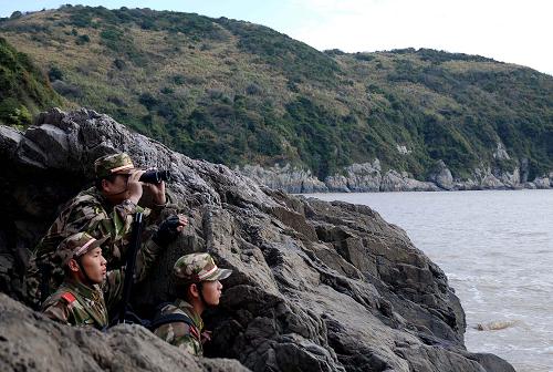 4月8日,邊防官兵在無人島上觀察海面情況。新華社記者 徐昱 攝
