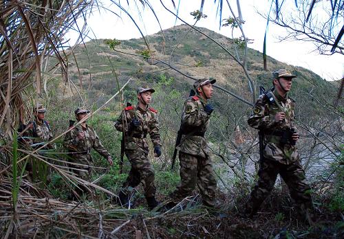 4月8日,邊防官兵在無人島上巡邏。新華社記者 徐昱 攝