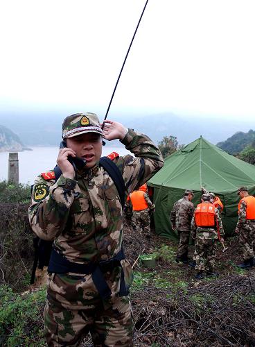 4月8日,邊防官兵在無人島上搭建帳篷并進(jìn)行通訊聯(lián)絡(luò)。新華社記者 徐昱 攝