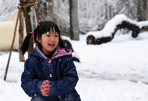 4月9日,沈陽(yáng)市皇姑區(qū)實(shí)驗(yàn)幼兒園中班的小朋友在雪中嬉戲。新華社記者 任勇 攝