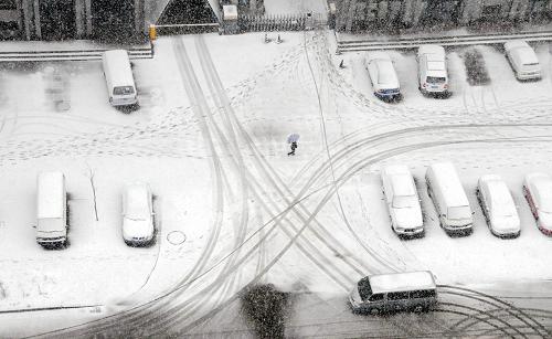 4月9日,沈陽(yáng)街道被積雪覆蓋。新華社記者 徐揚(yáng) 攝