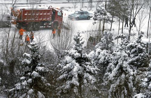 4月13日,冰城環(huán)衛(wèi)工人與清路車輛冒雪清掃路面。從12日中午開始,哈爾濱突降大雪。黑龍江省12日發(fā)布的暴雪藍色預警和道路結(jié)冰黃色預警稱,哈爾濱、佳木斯等地局部有大到暴雪。目前風雪仍在持續(xù)。新華社記者 周確 攝