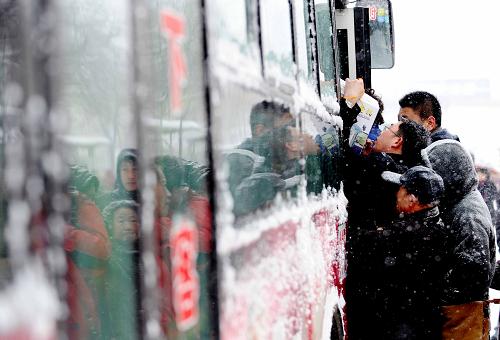 4月13日,市民在風雪中上公交車。新華社記者 王建威 攝