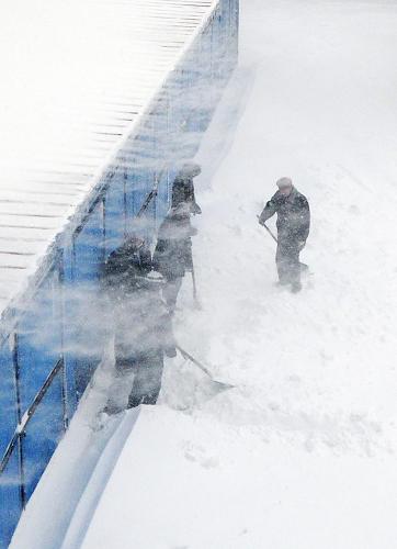 4月13日,清雪工人在風(fēng)雪中清掃路面。從12日中午開(kāi)始,哈爾濱突降大雪。黑龍江省12日發(fā)布的暴雪藍(lán)色預(yù)警和道路結(jié)冰黃色預(yù)警稱(chēng),哈爾濱、佳木斯等地局部有大到暴雪。目前風(fēng)雪仍在持續(xù)。新華社記者 王春雨 攝