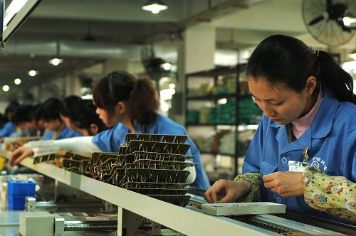 4月13日,位于重慶市建橋工業(yè)園的利德工業(yè)集團,工人正在生產(chǎn)線上操作。新華社記者 陳誠 攝