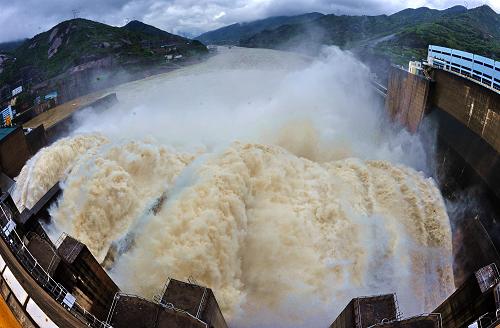 4月13日,位于閩江中下游的福建水口水電站開閘泄洪。當(dāng)日,福建水口水電站迎來今年入汛以來又一次洪峰,福建水口水電站再次開閘泄洪,截至當(dāng)日14時,水口水庫洪水入庫流量高達每秒13000立方米,出庫達每秒12600立方米。連日來,受低層切變和西南暖濕氣流的共同影響,閩江上游流域普降大到暴雨,局部出現(xiàn)大暴雨,導(dǎo)致閩江上游出現(xiàn)超警戒水位,最高水位超警戒水位達1.3米 。新華社記者 張國俊 攝