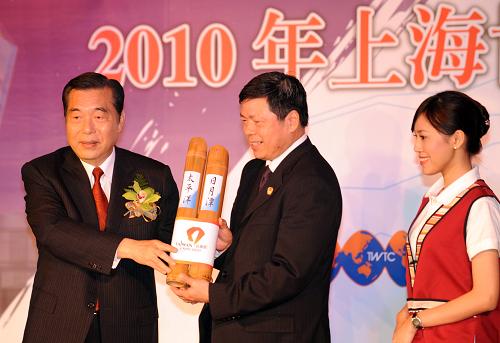4月13日,臺(tái)北世界貿(mào)易中心董事長(zhǎng)王志剛(左)主持2010年上海世博臺(tái)灣館啟航記者會(huì),將來自太平洋及日月潭之水與臺(tái)灣館旗幟授予臺(tái)灣館總館長(zhǎng)葉明水(中),象征臺(tái)灣館已作好全面準(zhǔn)備。當(dāng)天,臺(tái)北世界貿(mào)易中心舉辦2010年上海世博會(huì)臺(tái)灣館啟航記者會(huì),現(xiàn)場(chǎng)展示館內(nèi)的展演內(nèi)容、親善大使團(tuán)完訓(xùn)成果及紀(jì)念品設(shè)計(jì)等,宣告臺(tái)灣館已做好全面準(zhǔn)備。世博臺(tái)灣館由臺(tái)北世界貿(mào)易中心負(fù)責(zé)興建及營(yíng)運(yùn),將參加世博園區(qū)試運(yùn)營(yíng)。新華社發(fā)(吳景騰 攝)