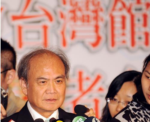 4月13日,臺(tái)灣館設(shè)計(jì)師李祖原在2010年上海世博臺(tái)灣館啟航記者會(huì)上接受記者采訪。新華社發(fā)(吳景騰 攝)