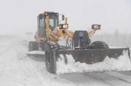 4月13日,哈同公路管理處金家管理所的工作人員在冒雪清理高速公路上的積雪。記者從黑龍江省交通信息通信中心得到證實(shí),受暴雪影響,4月13日7時(shí)30分左右,黑龍江省境內(nèi)哈爾濱至同江、哈爾濱至伊春、哈爾濱至北京(哈爾濱至雙城段)、哈爾濱至大慶和哈爾濱至綏芬河等5條高速公路已全線關(guān)閉。13日早晨,黑龍江省部分地區(qū)的暴雪仍在持續(xù),黑龍江省氣象臺(tái)和哈爾濱市氣象臺(tái)分別發(fā)布部分地區(qū)暴雪紅色預(yù)警信號(hào)。新華社記者 李勇 攝