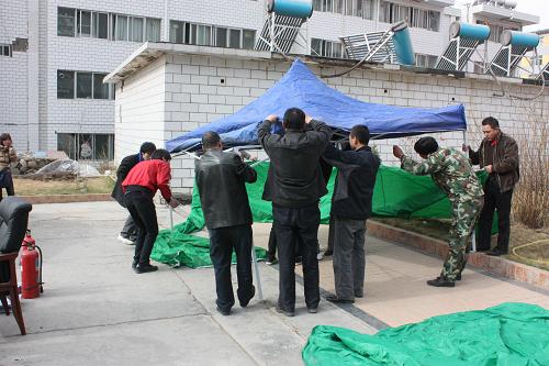 4月14日,人們在玉樹州結(jié)古鎮(zhèn)搭建帳篷。新華社發(fā)(吳宏 攝)