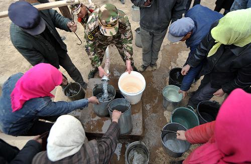 這是寧夏西吉縣平峰鎮(zhèn)王慶村村民在領取送水隊伍送來的飲用水(4月13日攝)。新華社記者 王鵬 攝
