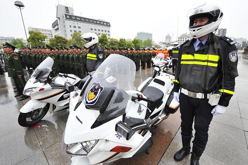 4月14日,騎警隊列在誓師大會上接受檢閱。新華社發(fā)(李忠 攝)