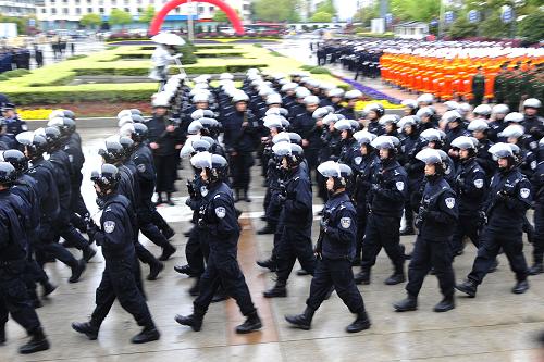 4月14日,防暴警察隊列在誓師大會上接受檢閱。新華社發(fā)(李忠 攝)