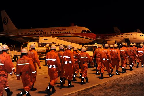 4月15日,一支救援隊剛抵達西寧曹家堡國際機場。青海玉樹發(fā)生地震后,西寧曹家堡機場成為各種力量前往玉樹救災(zāi)最重要的中轉(zhuǎn)站,來自全國各地運送救援人員和物資的航班頻繁起降,空港24小時高強度連續(xù)運轉(zhuǎn),為挽救生命爭分奪秒。新華社記者 李紫恒 攝