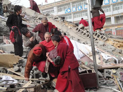 4月14日,玉樹縣結(jié)古鎮(zhèn)群眾在地震發(fā)生后的第一時間從廢墟中搶救出傷員。新華社發(fā)(張紅栓 攝)