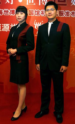 4月15日,模特正在展示世博會(huì)中國(guó)館制服。新華社記者 陳飛 攝
