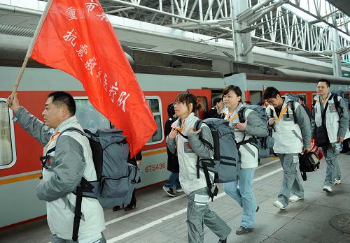 4月15日,醫(yī)療隊(duì)員正在登上列車。當(dāng)日,重慶市由179人組成的首批醫(yī)療隊(duì)正式出發(fā),乘專列趕赴青海地震災(zāi)區(qū)。這支醫(yī)療隊(duì)由20家醫(yī)療機(jī)構(gòu)的醫(yī)務(wù)人員組成,帶有30輛救護(hù)車和部分醫(yī)療救援藥品。另外,重慶市還有數(shù)支醫(yī)療隊(duì)正整裝待發(fā)。新華社記者 周衡義 攝