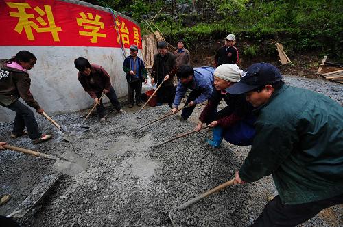 4月15日,在廣西大化瑤族自治縣雅龍鄉(xiāng)盤兔村,村民在建設(shè)水池。當(dāng)日,廣西在此次旱災(zāi)出現(xiàn)飲水困難的29個(gè)縣同時(shí)舉行人畜引水工程建設(shè)大會(huì)戰(zhàn)開工儀式,由此拉開廣西大石山區(qū)人畜飲水工程建設(shè)大會(huì)戰(zhàn)序幕。據(jù)悉,此次會(huì)戰(zhàn)計(jì)劃用2年時(shí)間、投入20多億元新解決飲水困難人口120萬人以上,恢復(fù)、改善新增耕地有效灌溉面積150萬畝以上,以根本解決大石山區(qū)人畜飲水問題。新華社記者 黃孝邦 攝