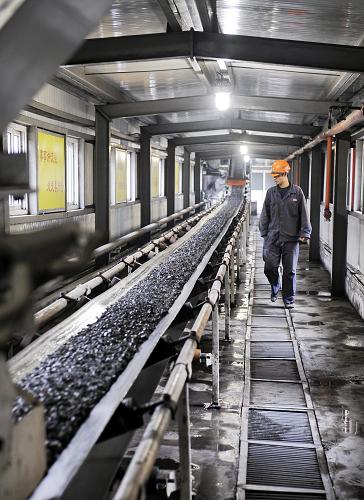 這是冀中能源金牛股份邢臺煤礦工人在矸石、粉煤灰回填傳輸帶生產(chǎn)線上工作(4月14日攝)。“出煤不見煤、地面不沉降、不見矸石山、保護地下水……”我國第二大焦煤生產(chǎn)基地河北省冀中能源集團的“低碳運行生態(tài)礦山建設(shè)”研究實踐近年來取得成效。據(jù)冀中能源集團公司副董事長劉建功介紹,矸石堆積如山、地表沉陷、三廢排放始終是煤炭開采行業(yè)頭疼的問題。為此,公司經(jīng)過多年積累,多項關(guān)鍵技術(shù)取得突破,在治理地表沉陷、礦井廢水、礦區(qū)廢氣、節(jié)能減排等方面創(chuàng)出了一系列國內(nèi)國際領(lǐng)先技術(shù)。據(jù)了解,該集團公司兩年內(nèi),將用技術(shù)集成支撐“低碳運行生態(tài)礦山建設(shè)”,打造一批示范礦井,真正實現(xiàn)低碳、節(jié)能、降耗。新華社記者 楊世堯 攝