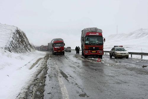 5月17日,車(chē)輛行駛在剛完成除雪清理的312國(guó)道烏鞘嶺段。當(dāng)日上午,海拔3000多米的312國(guó)道甘肅武威烏鞘嶺段至古浪段突降大雪,路面形成較厚積雪,給道路交通帶來(lái)較大影響。武威公路總段迅速派出養(yǎng)護(hù)職工全力除雪,力保道路通暢。新華社發(fā)(姜愛(ài)平 攝)