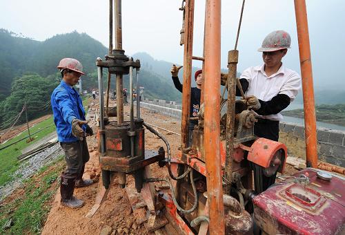5月21日,廣西融安縣密江水庫除險加固工程正在進行收尾工作,將于5月31日完工。廣西汛期已經到來,截至5月19日,廣西仍有246座專項規(guī)劃內水庫正在實施除險加固工程,安全度汛難度大。為此,廣西水利部門專門安排專家對在建病險水庫進行工程度汛方案對接,對在建的大中型病險水庫、主體工程未完成的專項規(guī)劃內小型在建病險水庫、存在安全度汛隱患難以排除的其他在建水庫進行診斷、制定搶險預案等,確保水庫安全度汛。新華社記者 李斌 攝