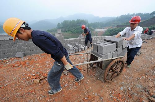 5月21日,廣西融安縣密江水庫除險加固工程正在進行收尾工作,將于5月31日完工。新華社記者 李斌 攝
