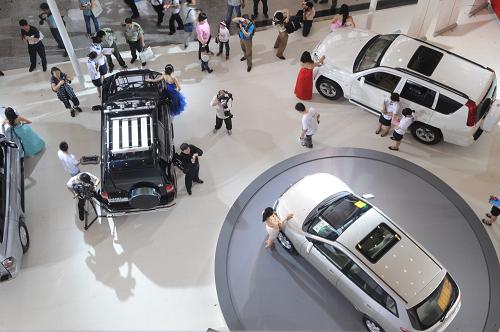 5月27日,以“觀車世界,享車生活”為主題的2010湖南汽車展覽會在長沙市湖南國際會展中心正式開展。此次車展有近百個品牌、約600多輛展車參展。新華社記者 龍弘濤 攝