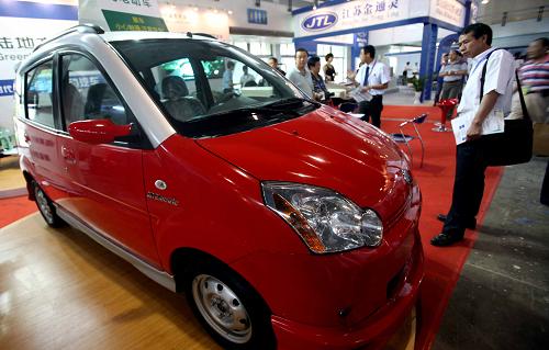 5月27日,參觀者在北京科博會上觀看一輛新型電動轎車。新華社發(fā)(陳曉根 攝)