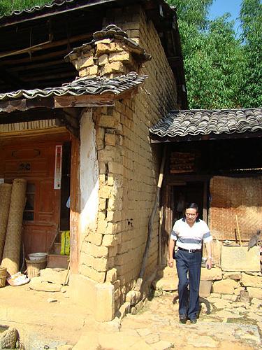 6月2日,地震造成云南保山市施甸縣老麥鄉(xiāng)黃家村一戶農(nóng)房墻體嚴(yán)重變形。新華社發(fā)