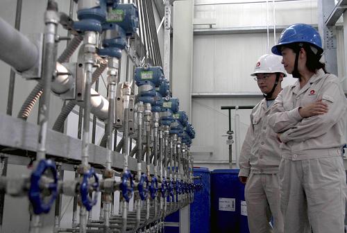 6月2日,技術(shù)人員在河北國華滄東發(fā)電有限公司20萬噸級海水淡化裝置研制車間工作。位于河北滄州渤海灣沿岸的河北國華滄東發(fā)電有限公司已建成3套海水淡化制水設(shè)備,日產(chǎn)水能力達(dá)3.25萬噸,其中3號海水淡化裝置是我國擁有自主知識產(chǎn)權(quán)的首臺萬噸級海水淡化裝置。為進(jìn)一步滿足周邊地區(qū)的淡水需求,該公司聯(lián)合有關(guān)科研單位、海水淡化設(shè)備生產(chǎn)企業(yè),正在加緊研制擁有自主知識產(chǎn)權(quán)的20萬噸級海水淡化裝置。新華社發(fā)(傅新春 攝)
