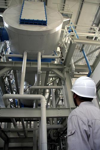 6月2日,技術(shù)人員在河北國華滄東發(fā)電有限公司20萬噸級海水淡化裝置研制車間工作。新華社發(fā)(傅新春 攝)