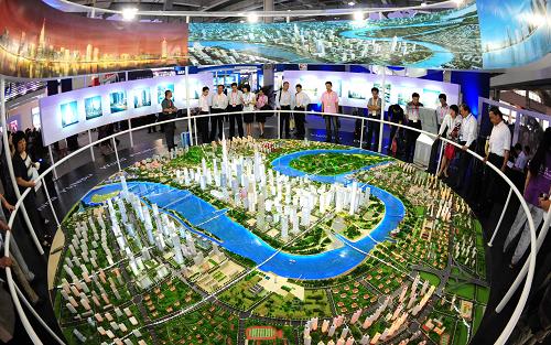 6月10日,天津濱海新區(qū)在融資洽談會展出正在開發(fā)建設的金融商貿(mào)區(qū)。當日,第四屆中國企業(yè)國際融資洽談會在天津國展中心和天津大禮堂開幕。共有來自全世界30多個國家和地區(qū)的約500家投資機構(gòu)、380家中介機構(gòu)和1500家融資企業(yè)參會。約450只人民幣股權(quán)投資基金將擔當資本供給絕對主力,與1500家尋求融資的企業(yè)進行“資本對接、快速約會”。新華社記者 劉海峰 攝