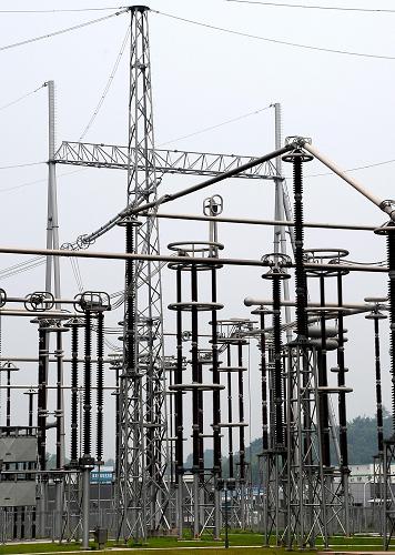 這是投入運(yùn)行的向家壩至上海±800千伏特高壓直流輸電示范工程四川宜賓復(fù)龍換流站( 7月8日攝)。7月8日,向家壩至上海±800千伏特高壓直流輸電示范工程竣工投產(chǎn)。向家壩至上海±800千伏特高壓直流輸電示范工程西起四川宜賓復(fù)龍換流站,東至上海奉賢換流站,途經(jīng)四川、重慶、湖南、湖北、安徽、江蘇、浙江、上海等8個(gè)省市,4次跨越長(zhǎng)江,輸送距離達(dá)1907千米,鐵塔共計(jì)3939基,額定輸送容量640萬(wàn)千瓦(最大輸送能力700萬(wàn)千瓦)。據(jù)悉,該工程是在建的世界上電壓等級(jí)最高、輸送容量最大、送電距離最遠(yuǎn)、技術(shù)水平最先進(jìn)的直流輸電工程,其多項(xiàng)創(chuàng)新直流輸電技術(shù)處于世界領(lǐng)先水平。新華社記者 陳凱 攝