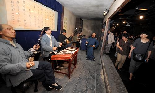 7月8日,游客在蘭州非物質(zhì)文化陳列館參觀。當(dāng)日,展示蘭州市非物質(zhì)文化遺產(chǎn)的專題博物館——蘭州非物質(zhì)文化遺產(chǎn)陳列館開館并對(duì)外開放。目前,蘭州太平鼓、高高蹺、黃河水車、蘭州刻葫蘆等50多個(gè)列入非物質(zhì)文化遺產(chǎn)保護(hù)名錄的項(xiàng)目在這個(gè)館內(nèi)陳列。新華社記者 聶建江 攝