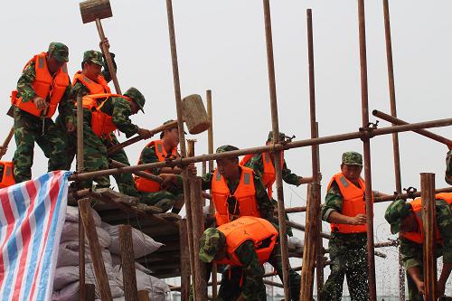 7月8日,揚(yáng)州民兵抗洪隊(duì)伍進(jìn)行封堵決口演練。當(dāng)日,江蘇省揚(yáng)州市舉行民兵抗洪搶險(xiǎn)演練,為防災(zāi)抗汛做準(zhǔn)備。據(jù)中央氣象臺預(yù)報(bào),長江中下游等地近期將迎來強(qiáng)降雨。新華社發(fā)(郁興 攝)