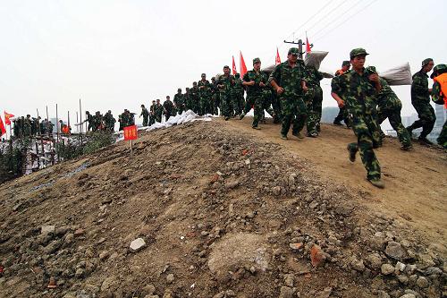 7月8日,揚(yáng)州民兵抗洪隊(duì)伍進(jìn)行封堵決口演練。新華社發(fā)(郁興 攝)