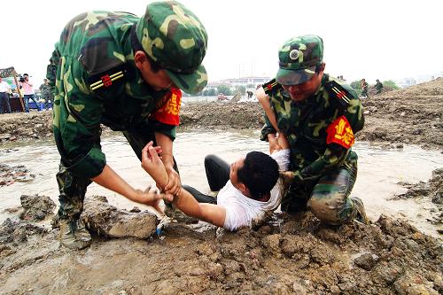 7月8日,揚(yáng)州民兵抗洪隊(duì)員進(jìn)行落水救援演練。新華社發(fā)(郁興 攝)