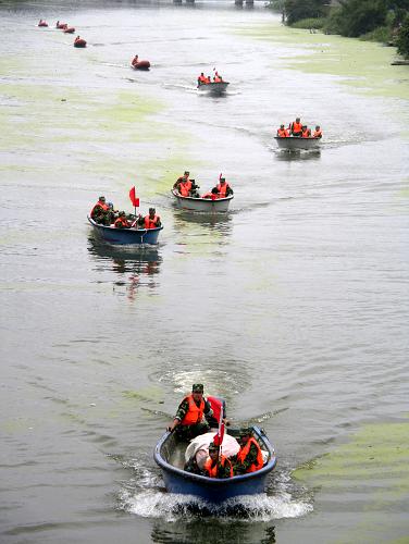 7月8日,溫嶺水上搶險(xiǎn)應(yīng)急分隊(duì)民兵參加沖鋒舟、橡皮艇編隊(duì)訓(xùn)練。新華社發(fā)(周學(xué)軍 攝)