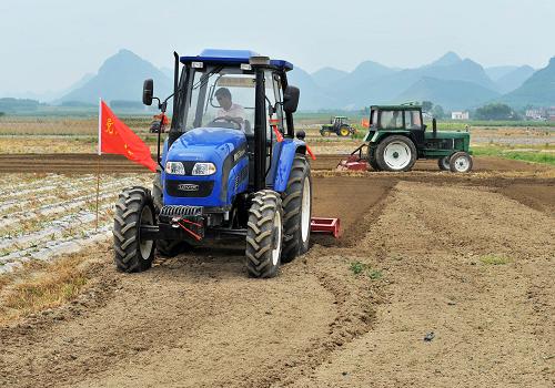7月15日,廣西來賓市興賓區(qū)良江鎮(zhèn)龍安村,黨員農(nóng)機手在幫助受災(zāi)村民機耕整地。當日,廣西來賓市興賓區(qū)良江鎮(zhèn)龍安村黨支部組織村里永興農(nóng)機專業(yè)合作社的10多名黨員農(nóng)機手,義務(wù)為因遭受洪災(zāi)絕收的土地進行機耕,幫助村民及時改種、補種蔬菜和其他農(nóng)作物,力爭上半年損失下半年補。今年6月份以來,良江鎮(zhèn)萬畝無公害蔬菜生產(chǎn)基地遭遇百年一遇強降雨災(zāi)害,上萬畝蔬菜受災(zāi),300多畝絕收。新華社記者 李斌 攝