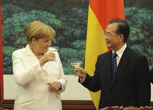 7月16日,中德兩國(guó)政府有關(guān)部門(mén)和企業(yè)在北京簽署了涵蓋財(cái)政、環(huán)保、文化等領(lǐng)域的項(xiàng)合作協(xié)議。中國(guó)國(guó)務(wù)院總理溫家寶和正在訪華的德國(guó)總理默克爾共同出席簽字儀式。新華社記者 李學(xué)仁 攝
