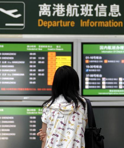 7月22日,旅客在??诿捞m機(jī)場(chǎng)關(guān)注航班信息。受臺(tái)風(fēng)“燦都”影響,截至7月22日7時(shí)50分,??诿捞m機(jī)場(chǎng)共宣布取消26趟進(jìn)出港航班。據(jù)悉,“燦都”中心風(fēng)速已由21日33米/秒增強(qiáng)到35米/秒。新華社記者 侯建森 攝