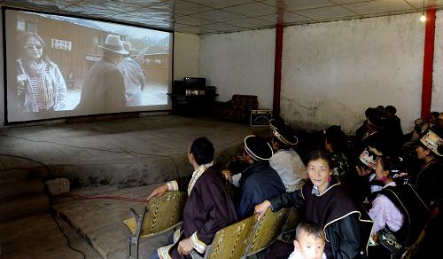 林芝地區(qū)魯朗鎮(zhèn)村民在村放映室觀看電影(7月17日攝)。近年來(lái),農(nóng)村電影放映室在廣大西藏農(nóng)牧區(qū)得到普及,西藏通過(guò)實(shí)施電影“2131”工程、廣播電視“村村通”工程以及“西新”工程,切實(shí)改善農(nóng)牧民的視聽(tīng)文化生活。目前,西藏現(xiàn)有電影放映機(jī)構(gòu)564個(gè),管理機(jī)構(gòu)82個(gè),農(nóng)牧區(qū)放映隊(duì)478個(gè),放映點(diǎn)7697個(gè),電影放映已覆蓋到98%的行政村,全區(qū)農(nóng)牧民每月人均看電影1.64場(chǎng)。新華社記者 普布扎西 攝