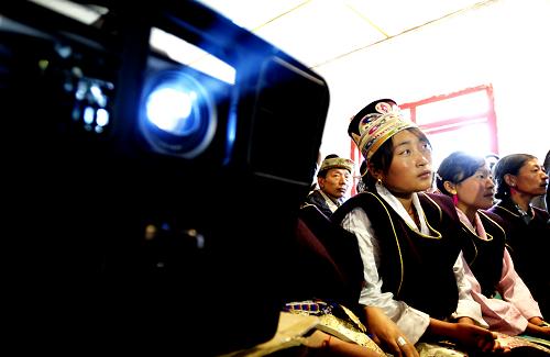 林芝地區(qū)魯朗鎮(zhèn)村民在村放映室觀看電影(7月17日攝)。新華社記者 普布扎西 攝