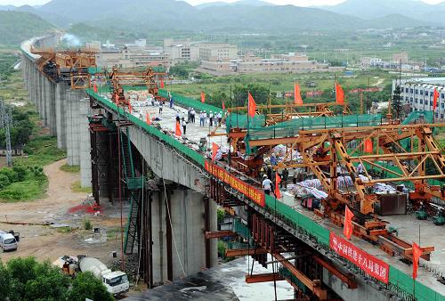 7月22日,廈深鐵路東沖特大橋連續(xù)梁順利合龍。東沖特大橋地形復(fù)雜,施工難度大,被列為廈深鐵路全線重難點(diǎn)控制工程之一。中鐵十八局集團(tuán)建設(shè)者科學(xué)施工,采用連續(xù)梁懸臂灌注施工工藝,使該橋提前順利合龍。曹戰(zhàn)鋒攝(新華社發(fā))