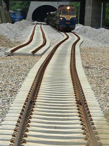 7月26日,一列工程貨車經(jīng)過宜萬鐵路恩施市白果鄉(xiāng)境內(nèi)。新華社發(fā)(楊順丕 攝)