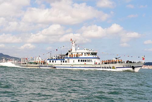 7月27日,海警37002艦在海面上巡邏。當(dāng)日,山東海上執(zhí)法艦艇裝備最先進(jìn)、現(xiàn)代化程度最高、設(shè)計(jì)最完善的海警37002艦在威海海警一支隊(duì)正式列編服役。海警37002艦是山東公安邊防海警部隊(duì)裝備的第2艘國產(chǎn)高速618B型巡邏艦,配置有先進(jìn)的通信、導(dǎo)航及裝備系統(tǒng),可對(duì)海上違法犯罪活動(dòng)進(jìn)行全天候、全方位的觀察、監(jiān)視、搜索、取證,并實(shí)時(shí)傳輸海上執(zhí)勤執(zhí)法畫面。新華社記者 朱崢 攝
